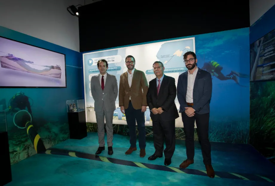 El presidente de Red Eléctrica Corporación, José Folgado, acompañado por otras autoridades durante la inauguración.