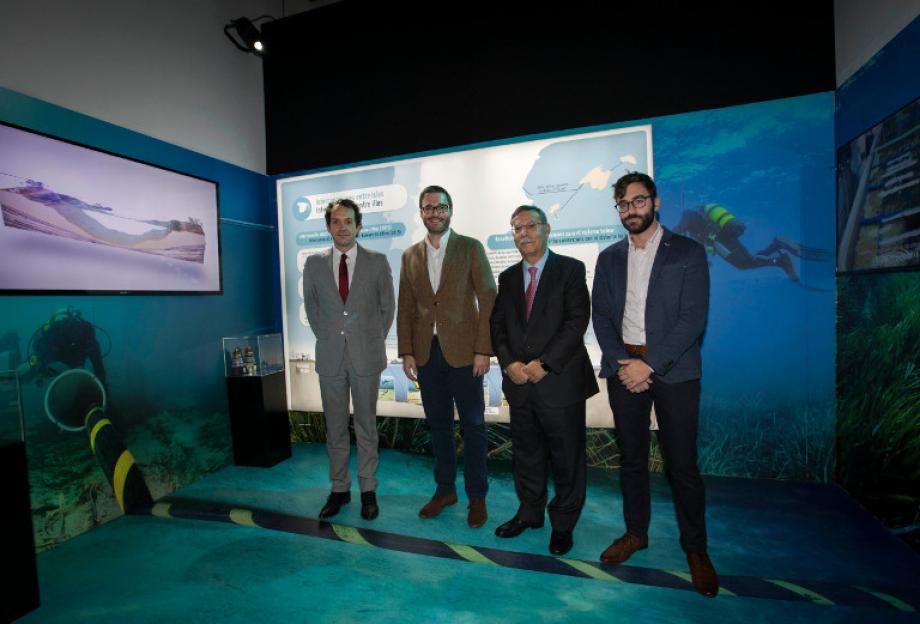 El presidente de Red Eléctrica Corporación, José Folgado, acompañado por otras autoridades durante la inauguración.