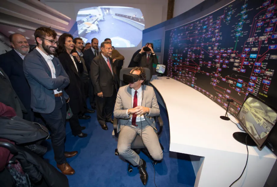 Autoridades de Red Eléctrica, probando los juegos interactivos de la exposición.