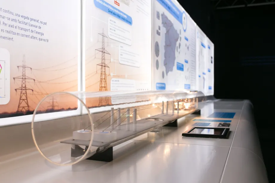 Experiment that shows why electricity is transported at high voltage.