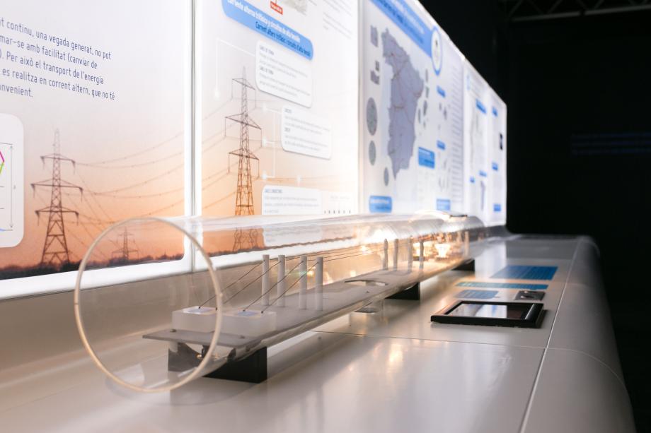 The electricity lab Experiment that shows why electricity is transported at high voltage.
