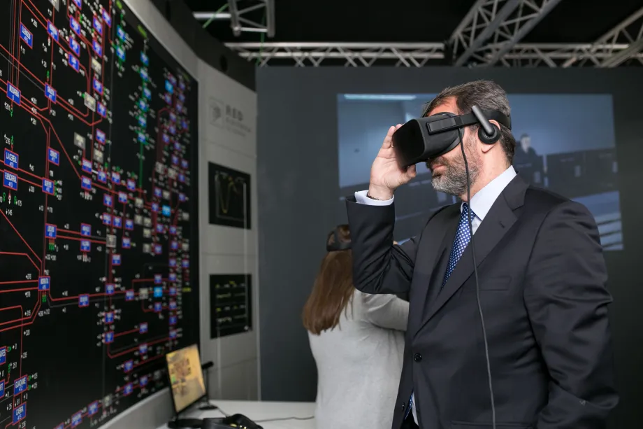 The managing director of Red Eléctrica, trying out the exhibit’s interactive games.