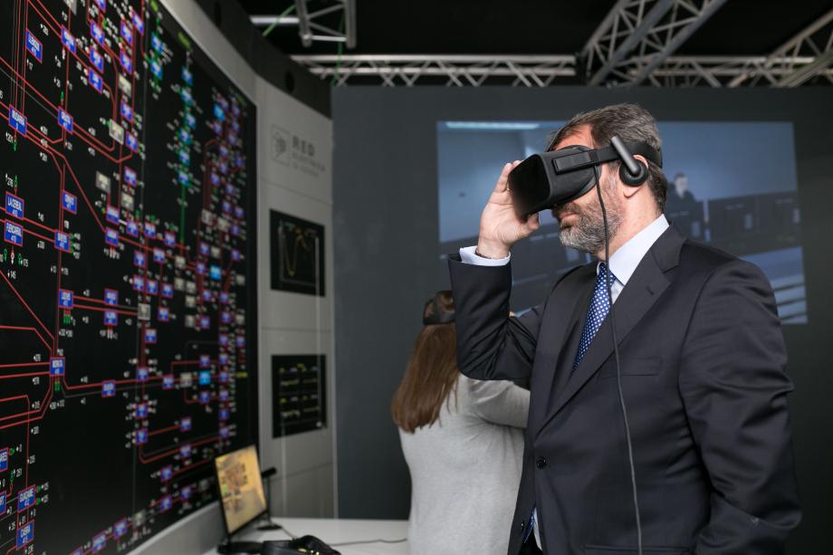 Interactive games in the exhibit The managing director of Red Eléctrica, trying out the exhibit’s interactive games.