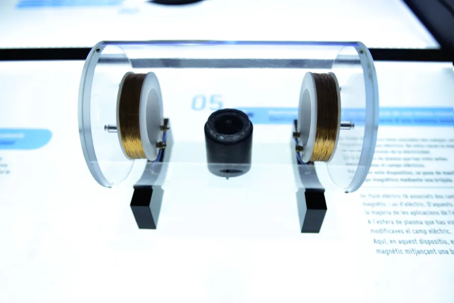 Close up of the “Electricity and magnetism” experiment that you can find in the experiments lab.