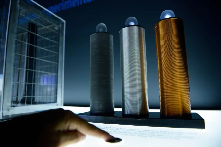 Better or worse conductors? Discover it in the exhibit’s transmission experiments.