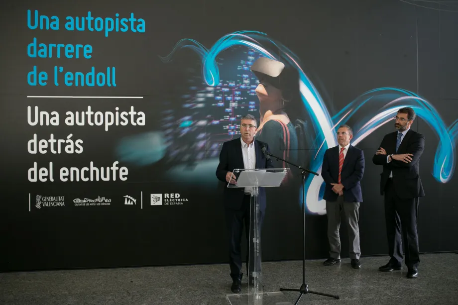 The Counsellor for Sustainable Economy, Production Sectors, Trade, and Employment of the Regional Government of Valencia, Rafael Climent, opening the exhibit “A highway behind the wall socket”.