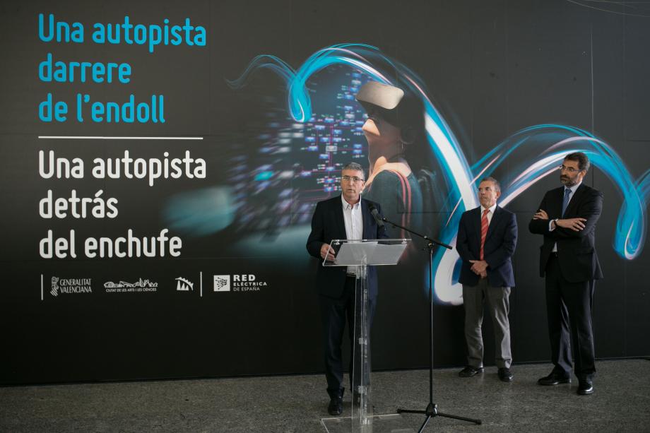 Opening of ExpoREE in Valencia The Counsellor for Sustainable Economy, Production Sectors, Trade, and Employment of the Regional Government of Valencia, Rafael Climent, opening the exhibit “A highway behind the wall socket”.