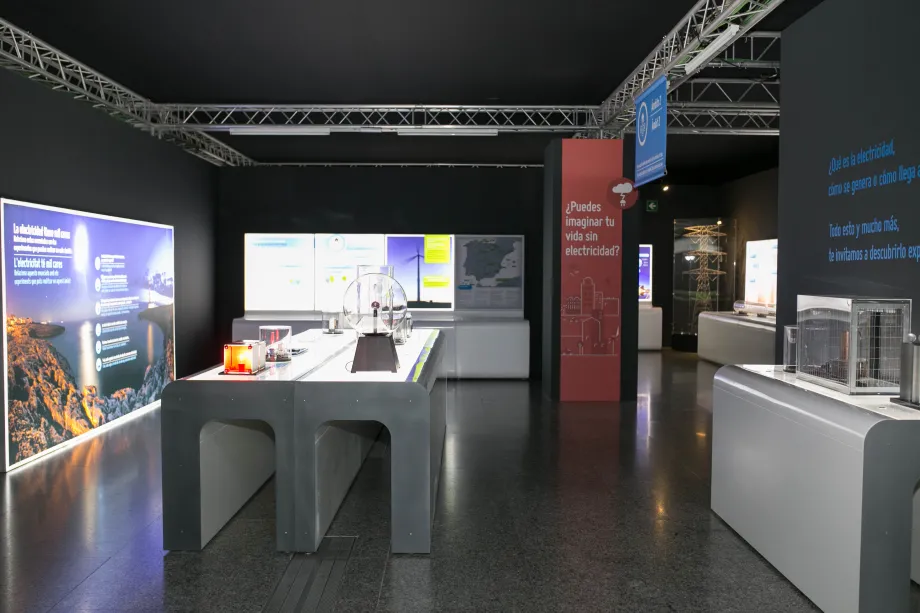 This space shows visitors different experiments carried out in the laboratory.