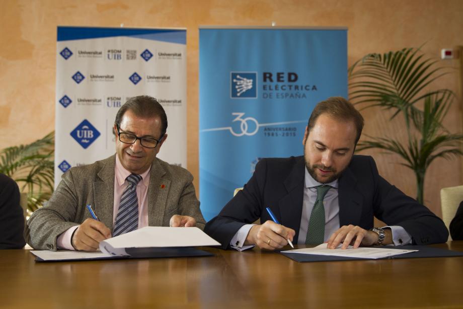 El rector de la Universidad de las Islas Baleares (UIB), Llorenç Huguet, y el delegado regional de Red Eléctrica en las Islas Baleares, Eduardo Maynau, en un momento de la firma del convenio.