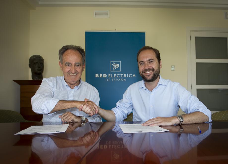 El armador de la embarcación 'Red Eléctrica de España', Javier Sanz, junto con el delegado regional de Red Eléctrica en Baleares, Eduardo Maynau, en un momento de la firma del convenio.