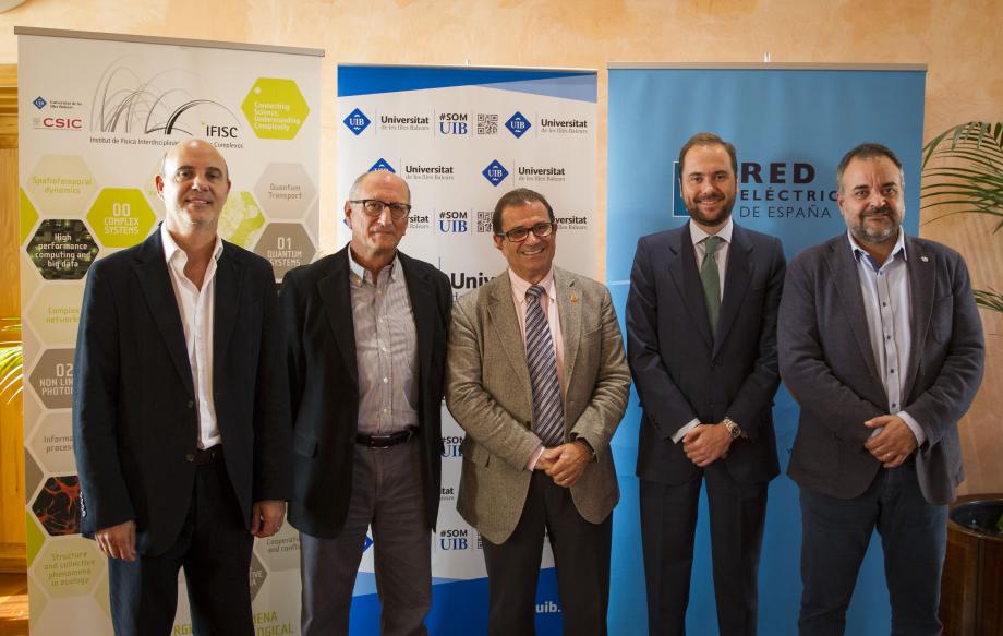 De izquierda a derecha: el responsable de Divulgación Científica del Instituto de Física Interdisciplinar y Sistemas (IFISC), Claudio Mirasso; el director del IFISC, Maxi San Miguel; el rector de la Universidad de las Islas Baleares (UIB), Llorenç Huguet; el delegado regional de Red Eléctrica en las Islas Baleares, Eduardo Maynau, y el vicerrector de Innovación y Transferencia de la UIB, Jordi Llabrés.
