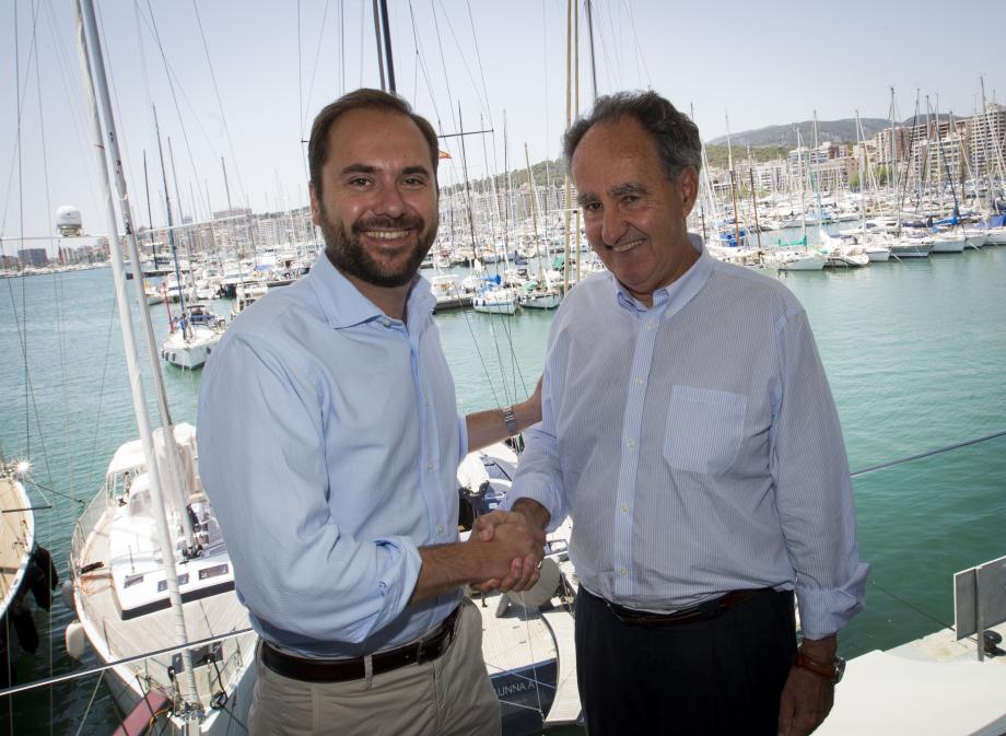 El delegado regional de Red Eléctrica en Baleares, Eduardo Maynau, y el armador de la embarcación 'Red Eléctrica de España', Javier Snaz, en el Real Club Náutico de Palma, tras la firma del convenio.