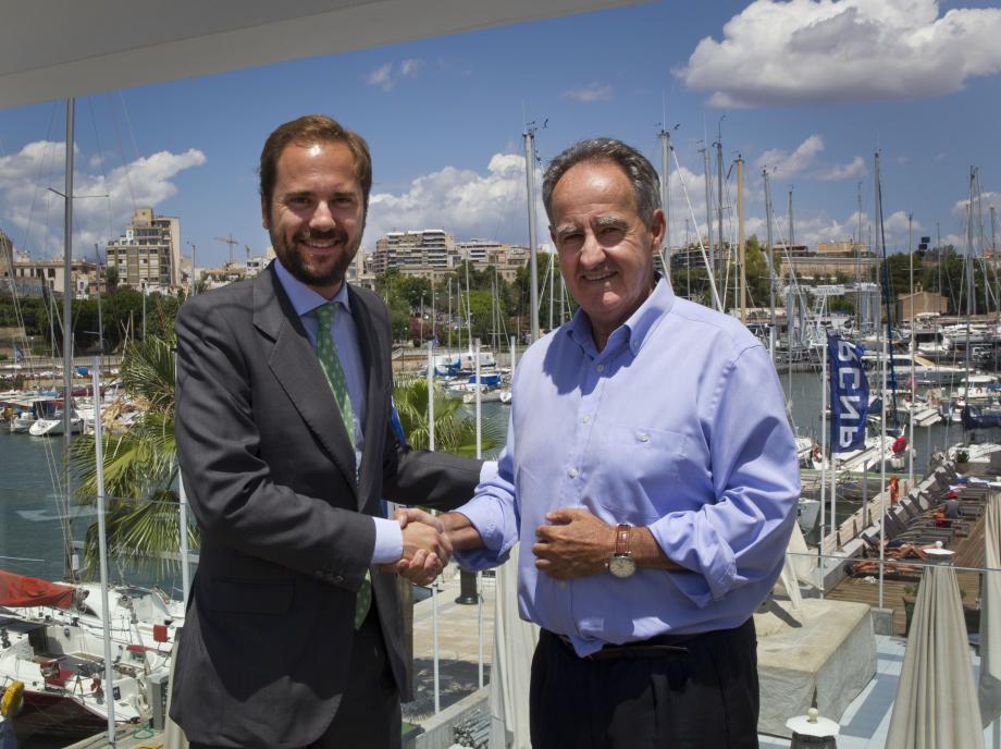 De izquierda a derecha, Eduardo Maynau, delegado regional de Red Eléctrica en las Baleares, y Javier Sanz, patrón de la embarcación Red Eléctrica y presidente del RCN Palma.