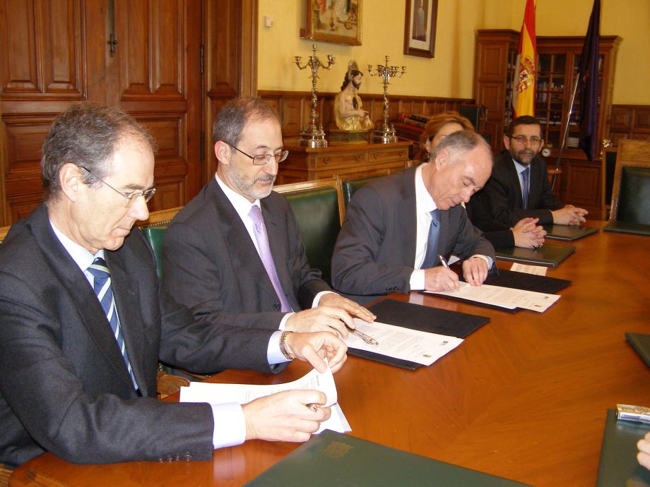 De izquierda a derecha, Carlos Collantes, director general de Transporte de Red Eléctrica, y Heliodoro Gallego, alcalde de Palencia, durante la firma del convenio