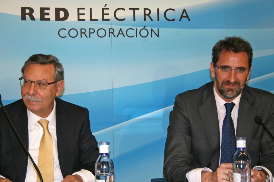 El presidente del Consejo de Administración de Red Eléctrica, José Folgado, junto al director Corporativo Económico-Financiero, Juan Lasala, en un momento de la presentación de los resultados del 2014 y del Plan Estratégico 2014-2019.