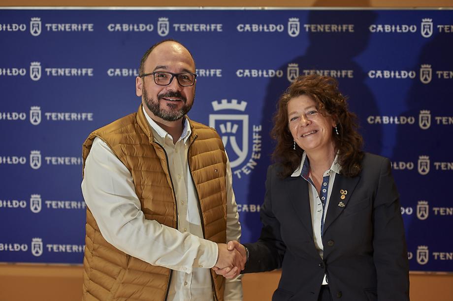 El vicepresidente y consejero de Medio Ambiente del Cabildo de Tenerife, José Antonio Valbuena, y la directora corporativa de Sostenibilidad, Innovación y Coordinación Institucional de Red Eléctrica de España, Ana Cuevas, tras la firma del convenio.