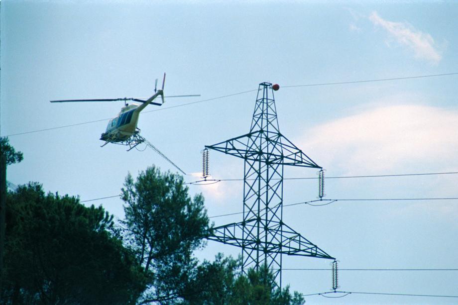 Lavado con lanza desde un helicóptero Lavado con lanza desde un helicóptero