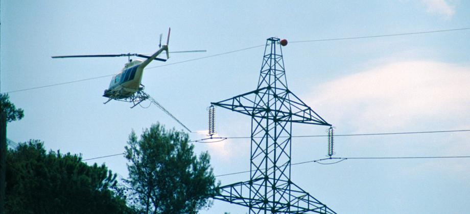 Lavado con lanza desde un helicóptero Lavado con lanza desde un helicóptero