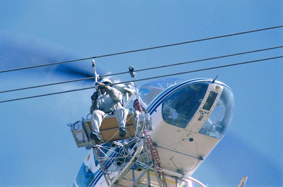 Sustitución de separadores de cables con plataforma adosada al helicóptero Sustitución de separadores de cables con plataforma adosada al helicóptero
