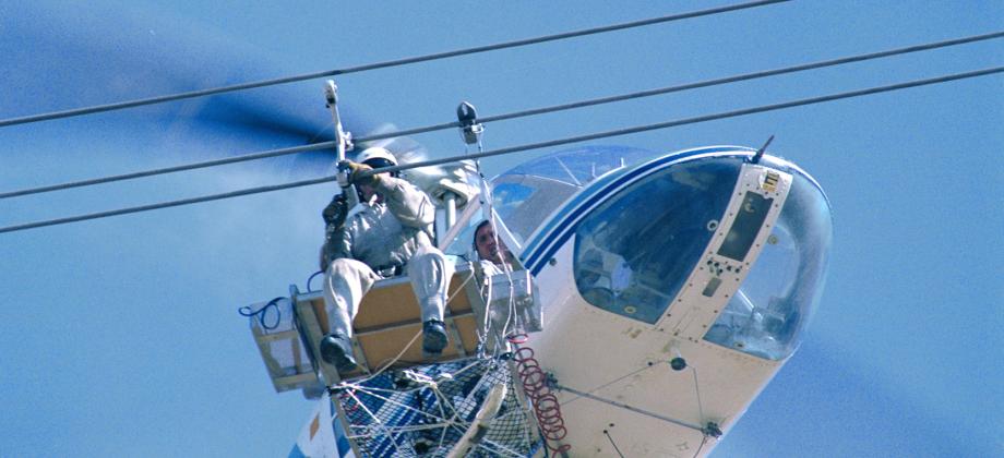 Sustitución de separadores de cables con plataforma adosada al helicóptero Sustitución de separadores de cables con plataforma adosada al helicóptero