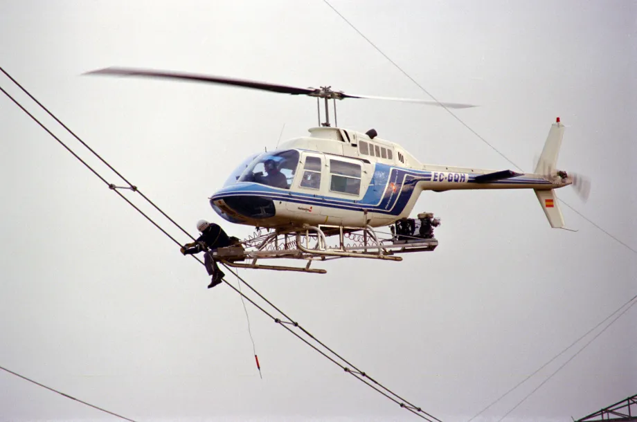  Sustitución de separadores de cables con plataforma adosada al helicóptero