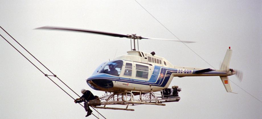 Sustitución de separadores de cables con plataforma adosada al helicóptero Sustitución de separadores de cables con plataforma adosada al helicóptero
