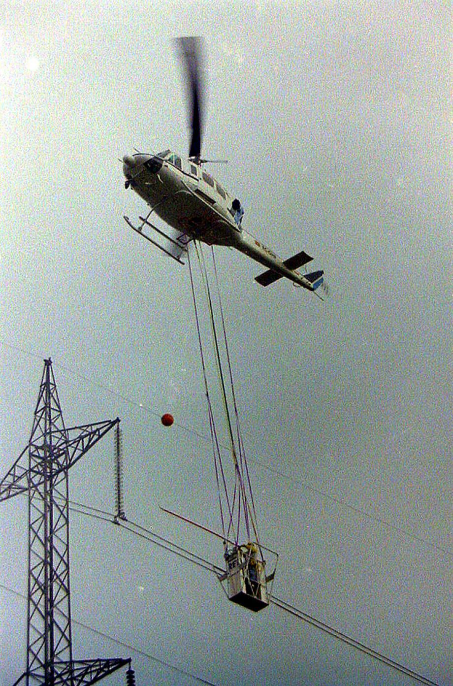 Trabajos de mantenimiento desde barquilla sustentada en helicóptero Trabajos de mantenimiento desde barquilla sustentada en helicóptero