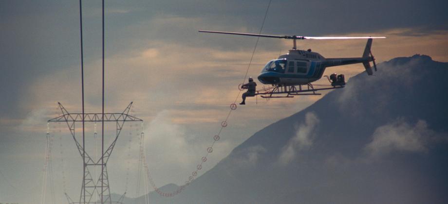Señalización de líneas con espirales salvapájaros desde un helicóptero alt