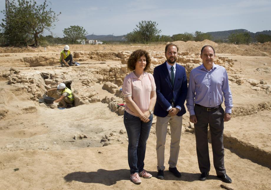 De izquierda a derecha: Josefa Costa, consejera de Educación, Cultura y Patrimonio del Consell de Ibiza; Eduardo Maynau, delegado regional de REE en Baleares, y Vicente Marí, alcalde de Santa Eulària des Riu.