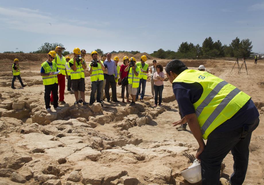 Los trabajos arqueológicos documentan la presencia de una necrópolis de origen bizantino, de un asentamiento rural tardo-púnico y de un tramo de acueducto romano-imperial.