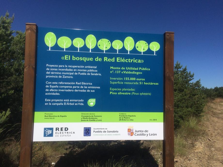 Señalización de El Bosque de Red Eléctrica en Puebla de Sanabria (Zamora).
