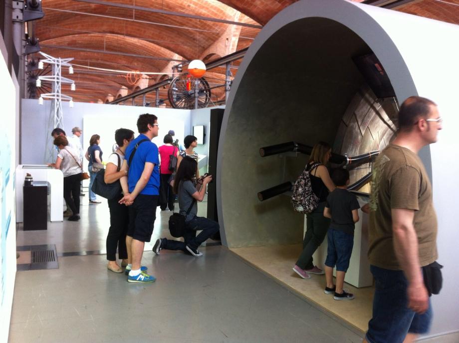 Visitantes en la exposición de Red Eléctrica ‘Una autopista detrás del enchufe’.