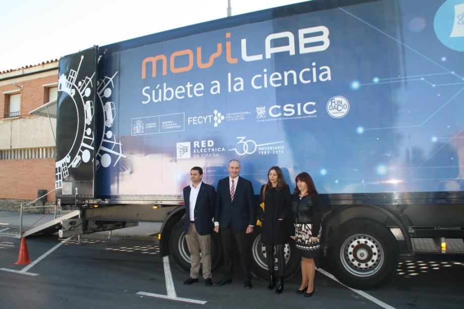 La llegada de Movilab a Alcañiz (Teruel) fue presentada por el Concejal de Participación Ciudadana y Cultura del Ayuntamiento de Alcañiz, el Delegado Regional Ebro de Red Eléctrica, una representante del Departamento de Cultura Científica de FECYT y por la Coordinadora Institucional del CSIC en Aragón.