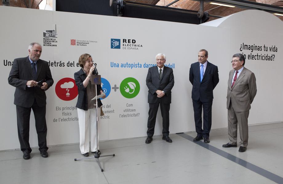 Autoridades inaugurando la exposición.