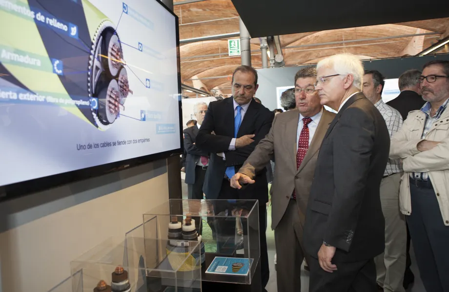 Luis Pinós shows the models of the Peninsula-Balearic Islands electrical interconnection project.