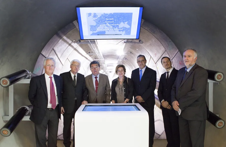 Inside the replica of the interconnection tunnel with France.