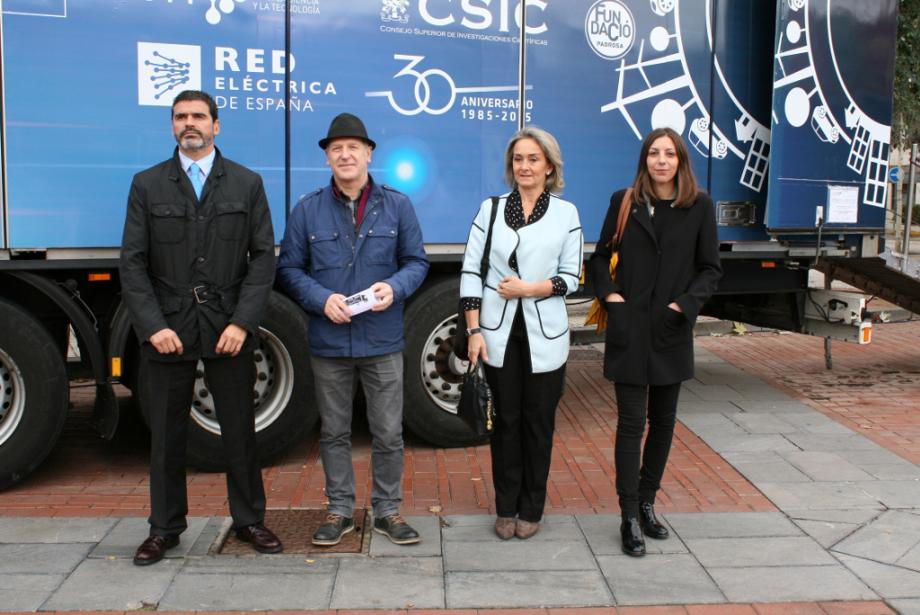 El Delegado Regional Norte de Red Eléctrica, el Concejal de Cultura del Ayuntamiento de Tudela, la Directora del Instituto de Agrobiotecnología del CSIC y una representante del Departamento de Cultura Científica de FECYT, junto al camión, en la presentación del proyecto Movilab en Tudela (Navarra).