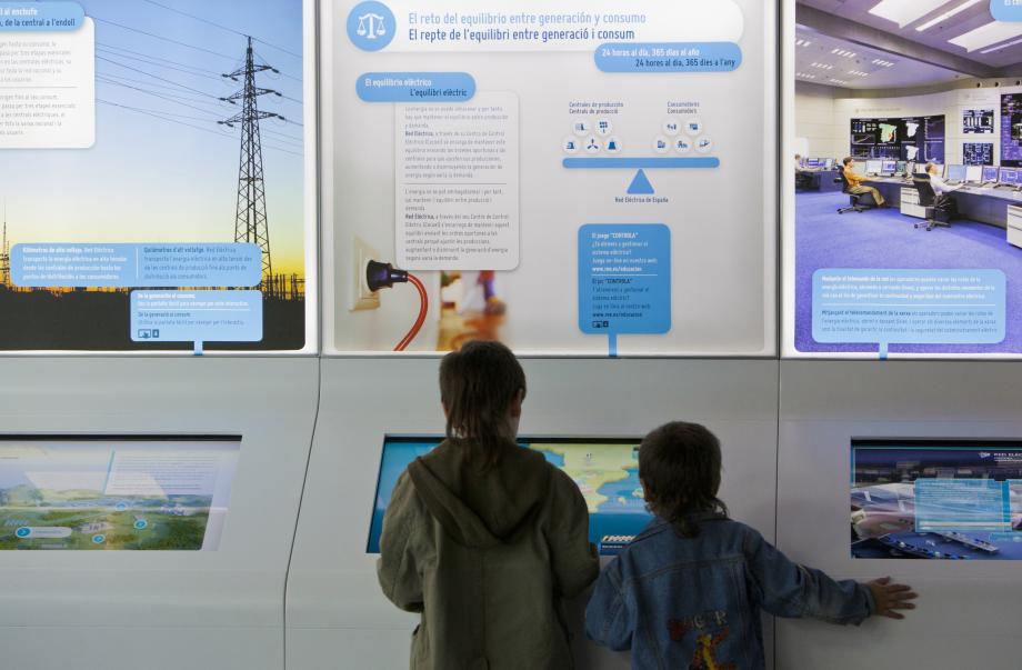 Unos niños jugando al juego CONTROLA en la exposición.