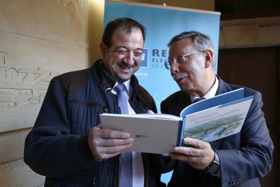 El alcalde de Castellote, Ramón Millán, y el presidente de Red Eléctrica, José Folgado, con el libro presentado esta tarde.