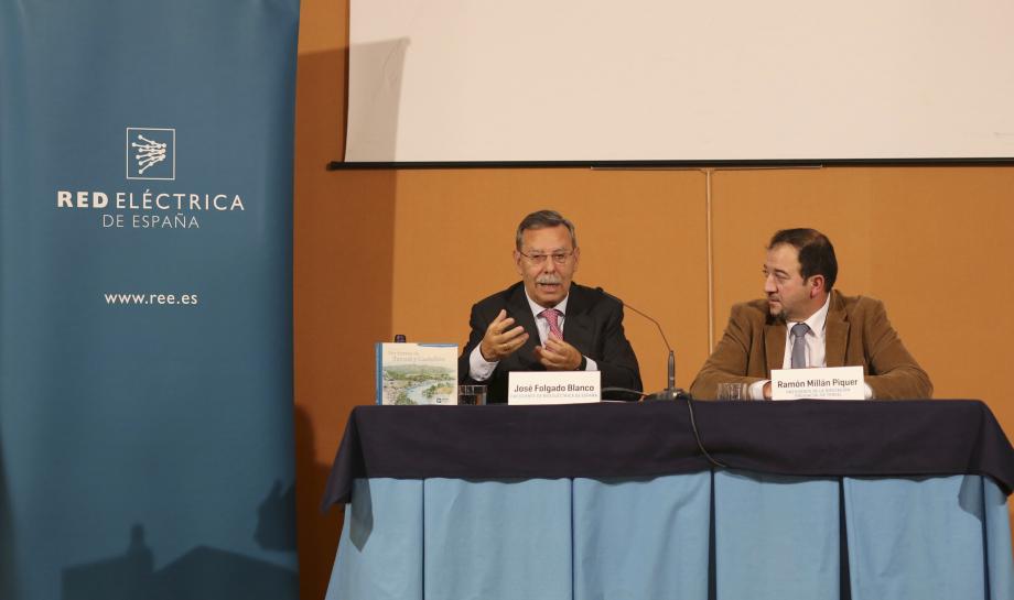 El presidente de Red Eléctrica, José Folgado, y el alcalde de Castellote, Ramón Millán, durante la presentación del libro 'Cuadernos de viaje. Por tierras de Teruel y Castellón'.