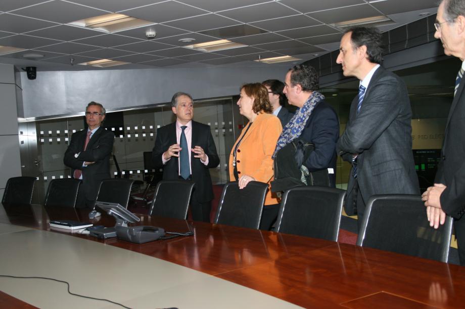 Soriano y Gómez-Elvira han podido conocer de cerca el funcionamiento del sistema eléctrico español gracias a las explicaciones del subdirector general de Operación y Mercados de Red Eléctrica, Miguel Duvison (a la izquierda), en el Centro de Control Eléctrico (Cecoel).