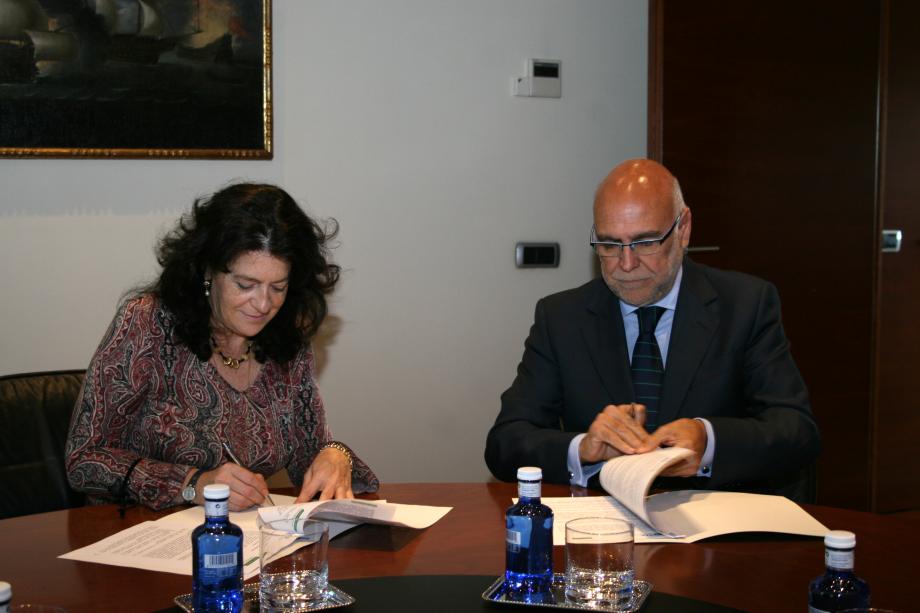 La directora de Asuntos Corporativos y Relaciones Institucionales de Red Eléctrica, Ana Cuevas, y el consejero de Energía de Extremadura, José Antonio Echávarri, firman el acuerdo de colaboración por el que la Consejería promoverá la participación ciudadana en la exposición y el desarrollo de actividades complementarias que favorezcan la difusión de la muestra.