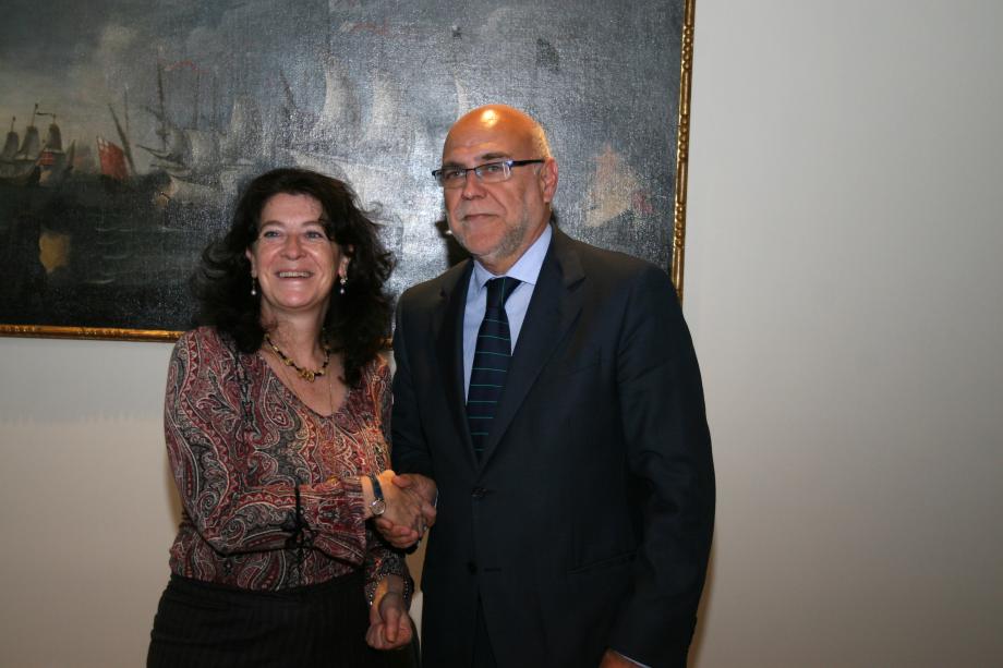 Mediante la colaboración que hoy se firma, Red Eléctrica apoyará a la comunidad educativa de la región y a otros colectivos que lo soliciten con diferentes soportes didácticos para que los estudiantes puedan profundizar y entender mejor los contenidos de la exposición 'Una autopista detrás del enchufe'.