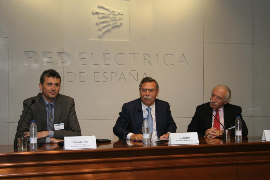 De izquierda a derecha, Gianluca Mulé, representante de EFQM; José Folgado, presidente de Red Eléctrica, y Juan Liquete, secretario general del Club Excelencia en Gestión, en la presentación de la jornada celebrada hoy en la sede social de la compañía.