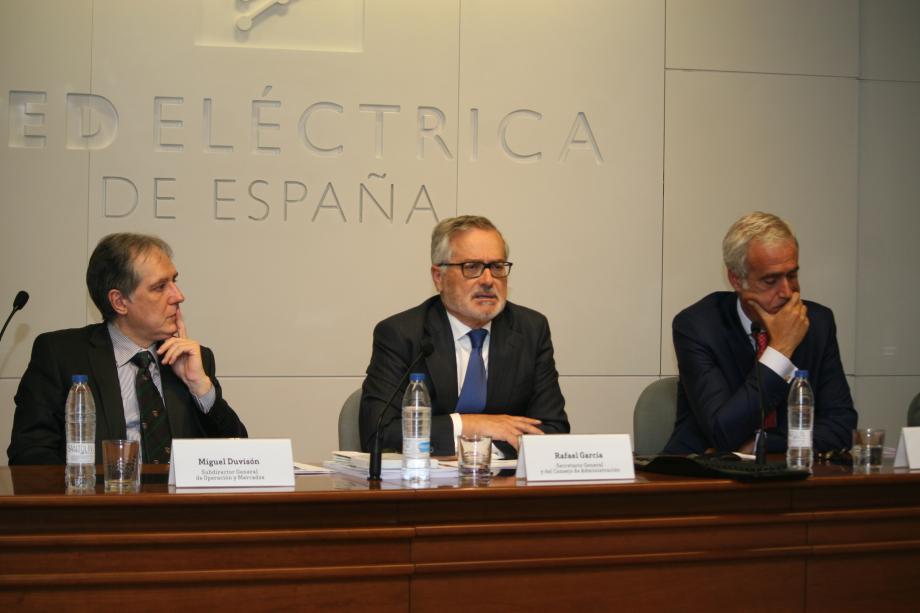 De izquierda a derecha, Miguel Duvison, subdirector general de Operación y Mercados; Rafael García de Diego, secretario general y del Consejo de Administración, y Juan Majada, director de Recursos Humanos, durante la presentación de tres buenas prácticas que forman parte de la excelencia empresarial de Red Eléctrica.