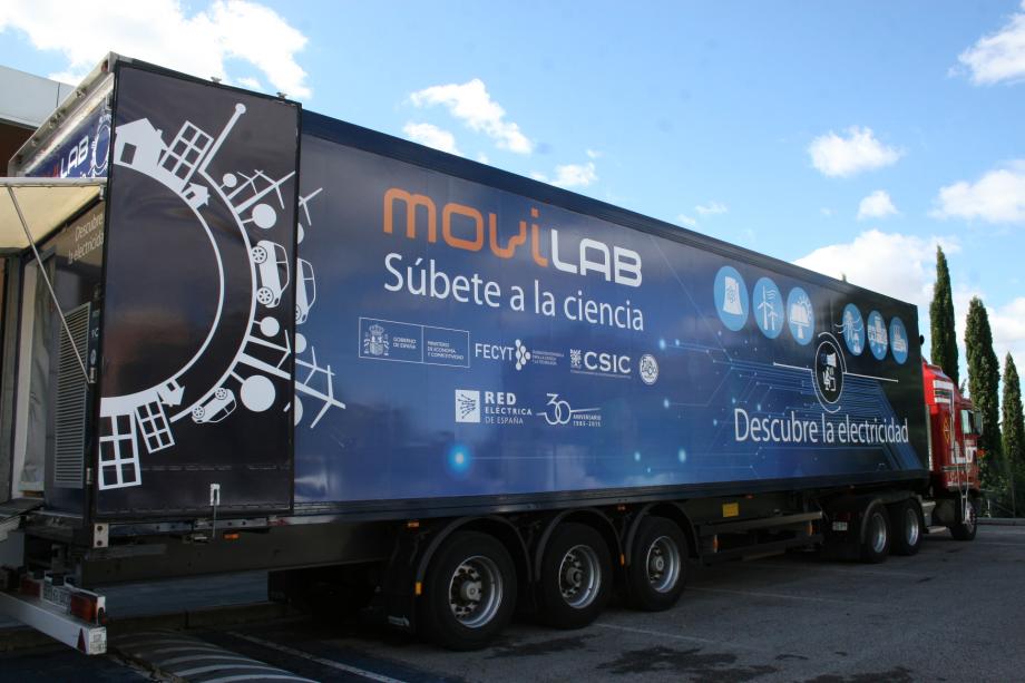 El camión científico Movilab incluye dos talleres con experimentos científicos para incentivar el interés de la sociedad por la ciencia.