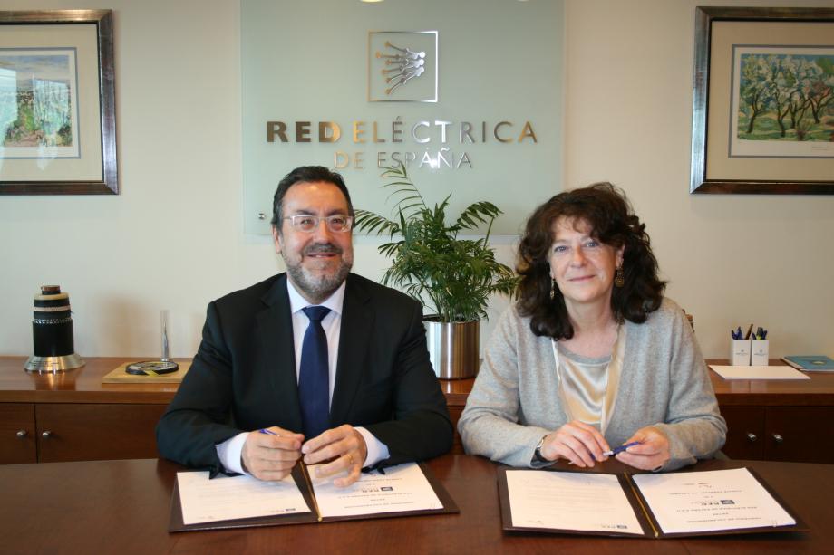 Ana Cuevas, directora corporativa de Sostenibilidad, Innovación y Coordinación Institucional de Red Eléctrica, y Miguel Carballeda, presidente del Comité Paralímpico Español, durante la firma del convenio.