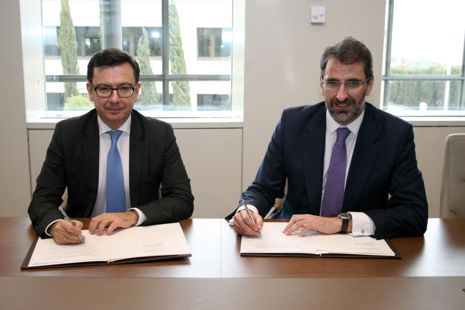 El vicepresidente del Banco Europeo de Inversiones, Román Escolano, y el consejero delegado de Red Eléctrica, Juan Lasala, firman la ratificación del acuerdo de financiación.
