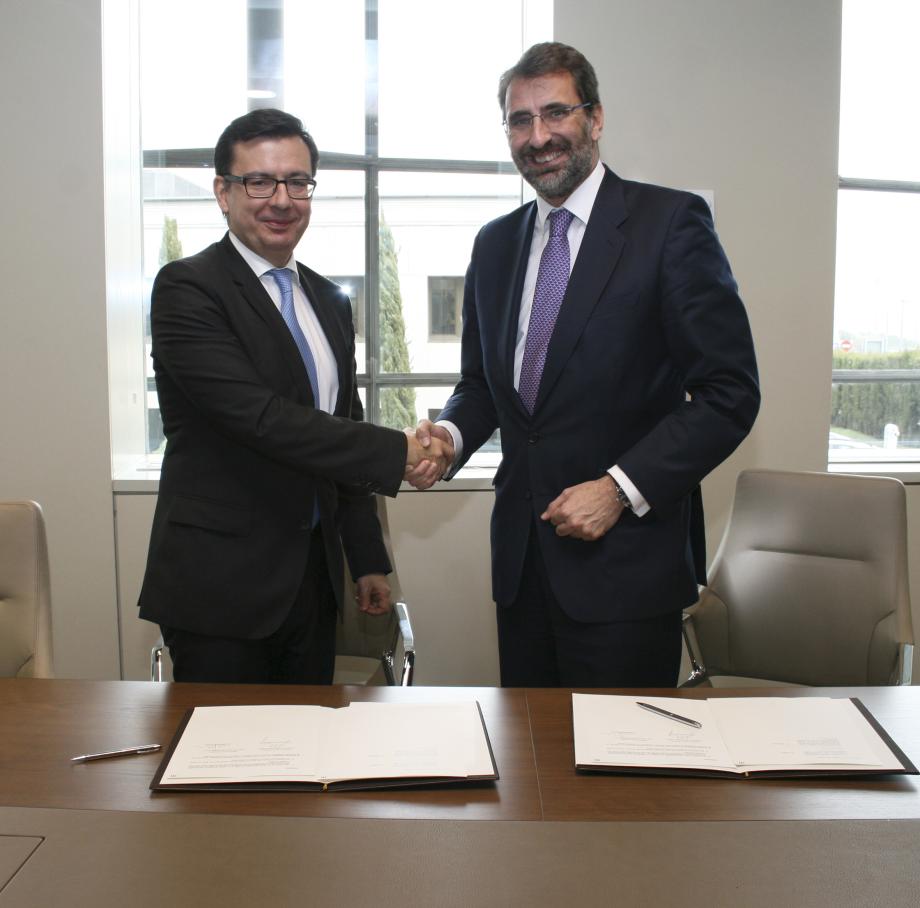 El vicepresidente del Banco Europeo de Inversiones y el consejero delegado de Red Eléctrica tras la firma que ratifica el acuerdo de financiación.