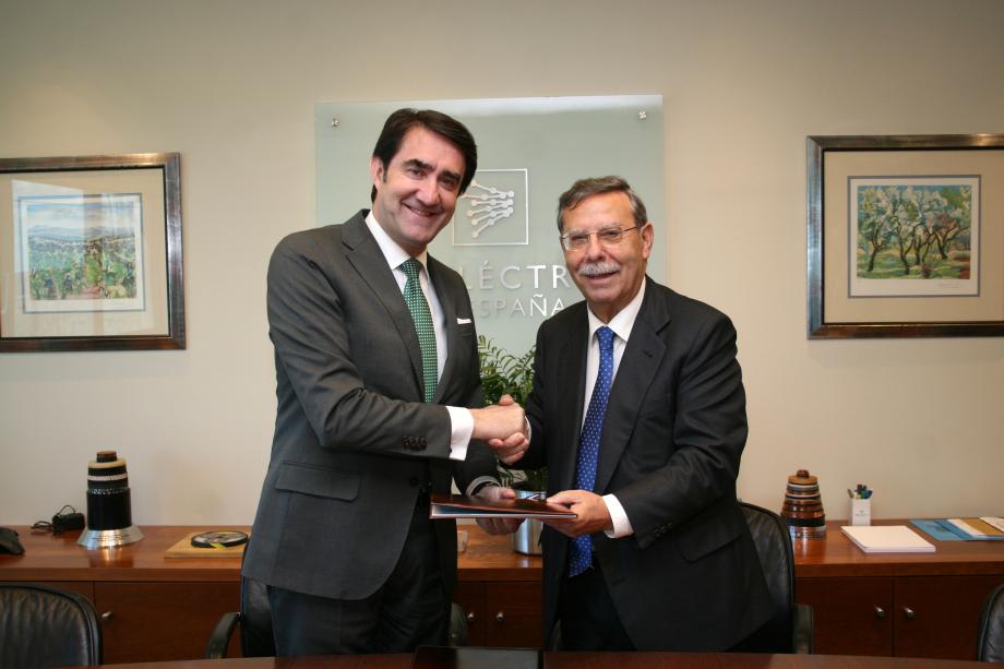 El consejero de Fomento y Medio Ambiente de la Junta de Castilla y León, Juan Carlos Suárez-Quiñones, y el presidente de Red Eléctrica de España, José Folgado.